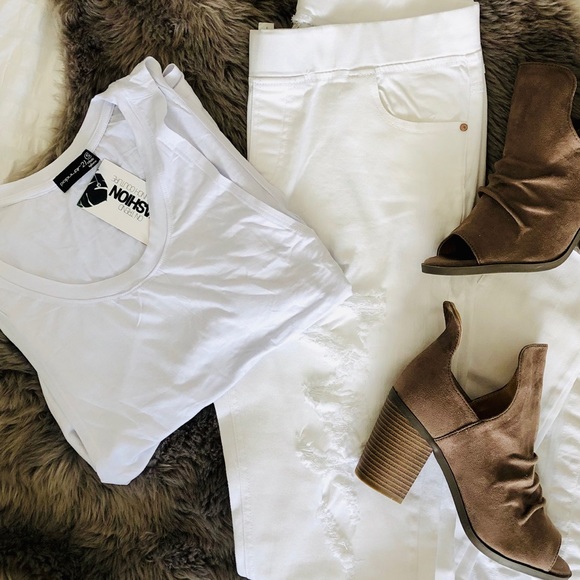 ⚡️ The White Muscle Tank - Picture 5 of 8